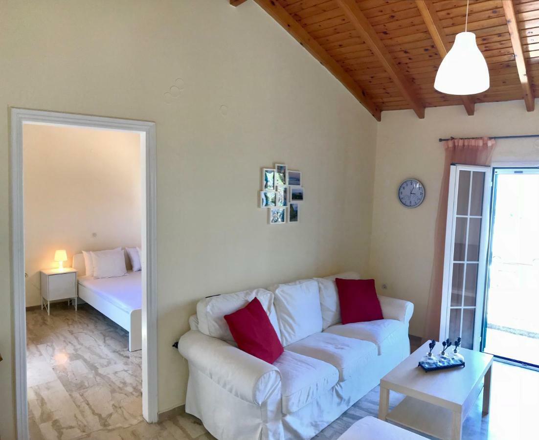 Wooden Ceiling - Close To City Center Appartement Kanálion
